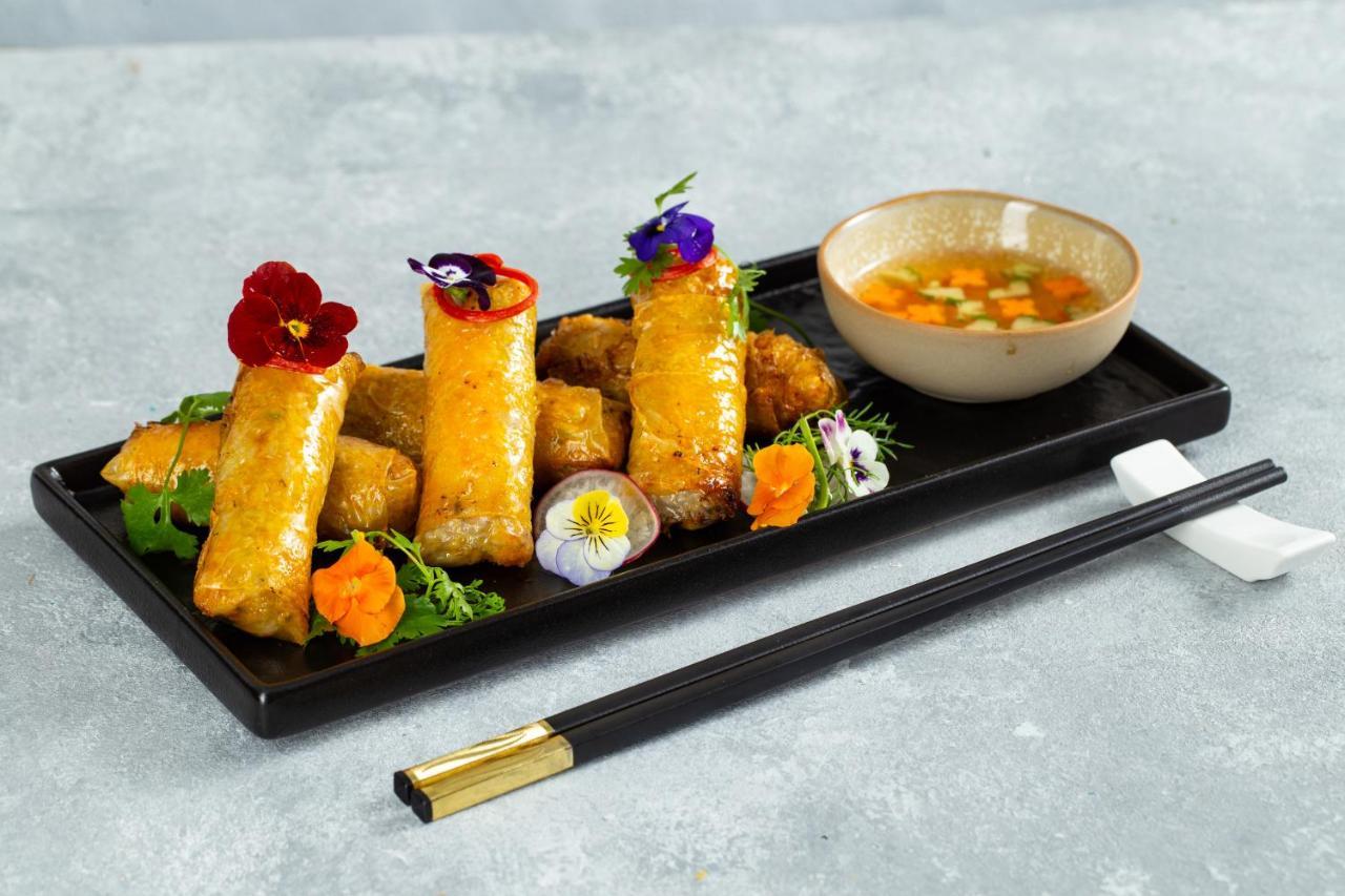 فندق ذا أورينتال جايد هانوي المظهر الخارجي الصورة A plate of Vietnamese spring rolls