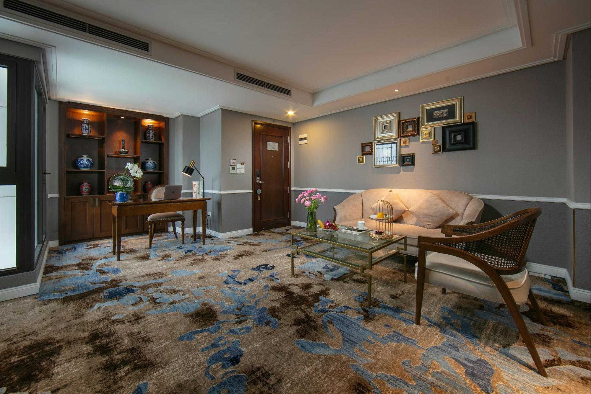 فندق ذا أورينتال جايد هانوي المظهر الخارجي الصورة A living room in a suite at the Mandarin Oriental, Bangkok