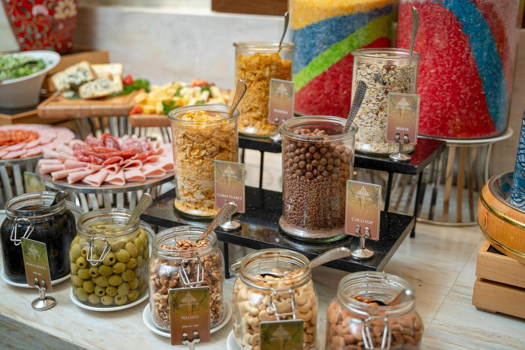فندق ذا أورينتال جايد هانوي المظهر الخارجي الصورة A selection of olives and dried fruit