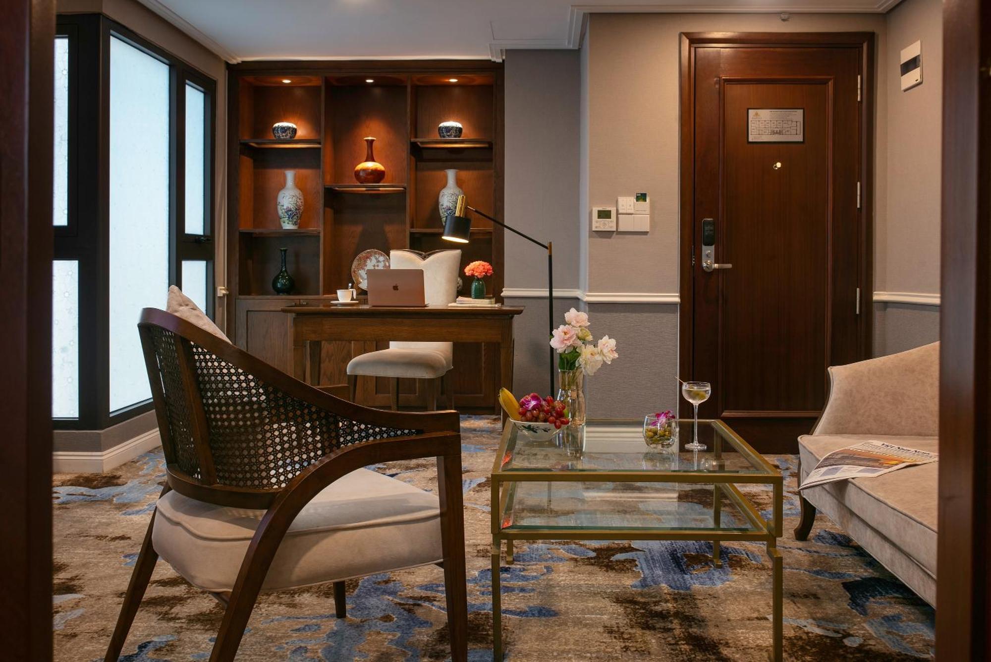 فندق ذا أورينتال جايد هانوي المظهر الخارجي الصورة A living room in a suite at the Mandarin Oriental, Bangkok