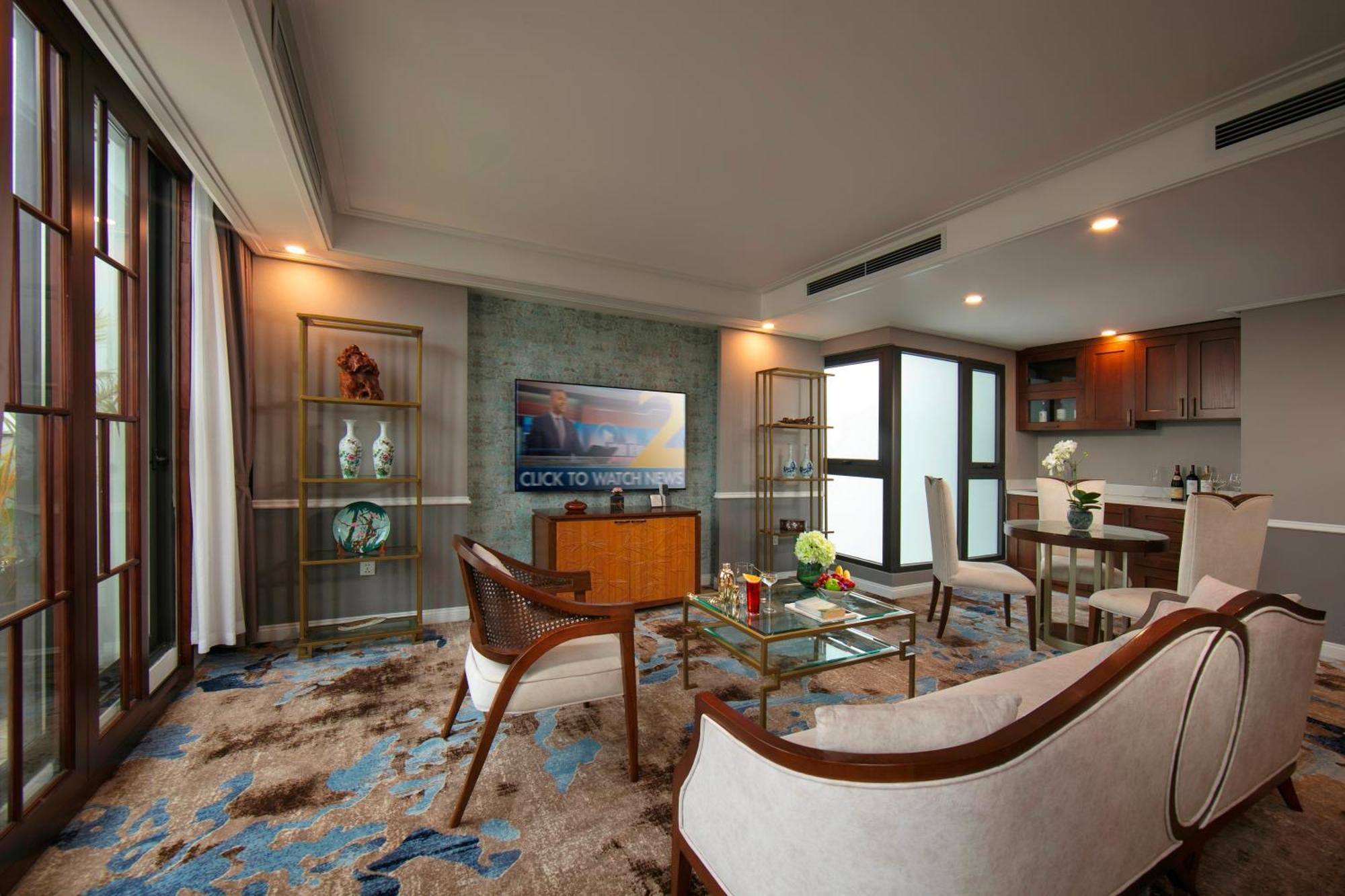 فندق ذا أورينتال جايد هانوي المظهر الخارجي الصورة A living room in a suite at the hotel