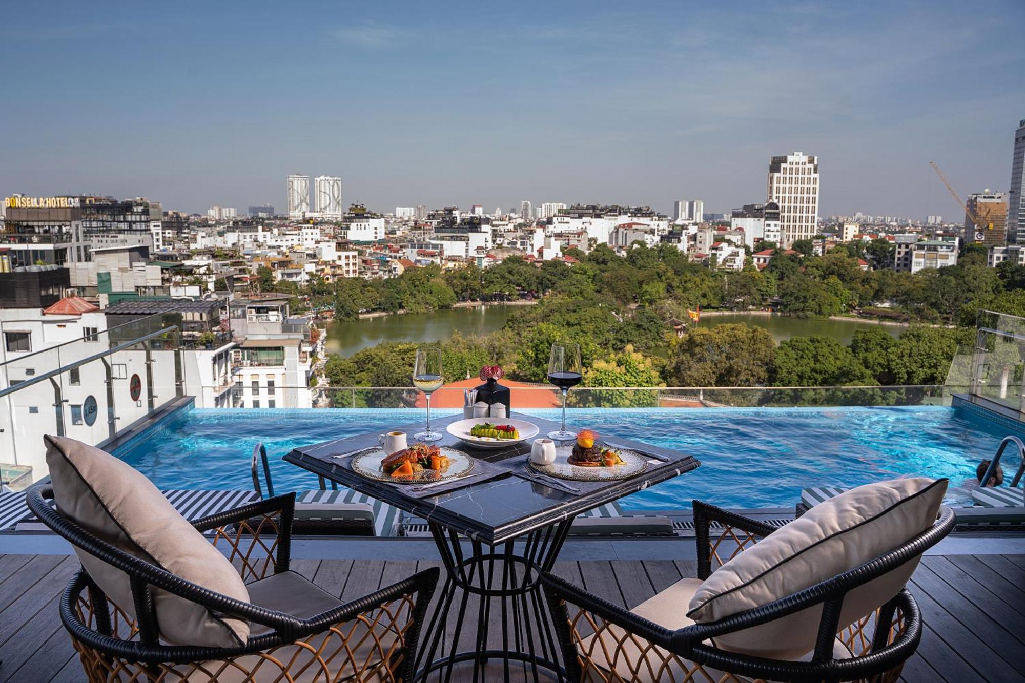 فندق ذا أورينتال جايد هانوي المظهر الخارجي الصورة View from the rooftop pool