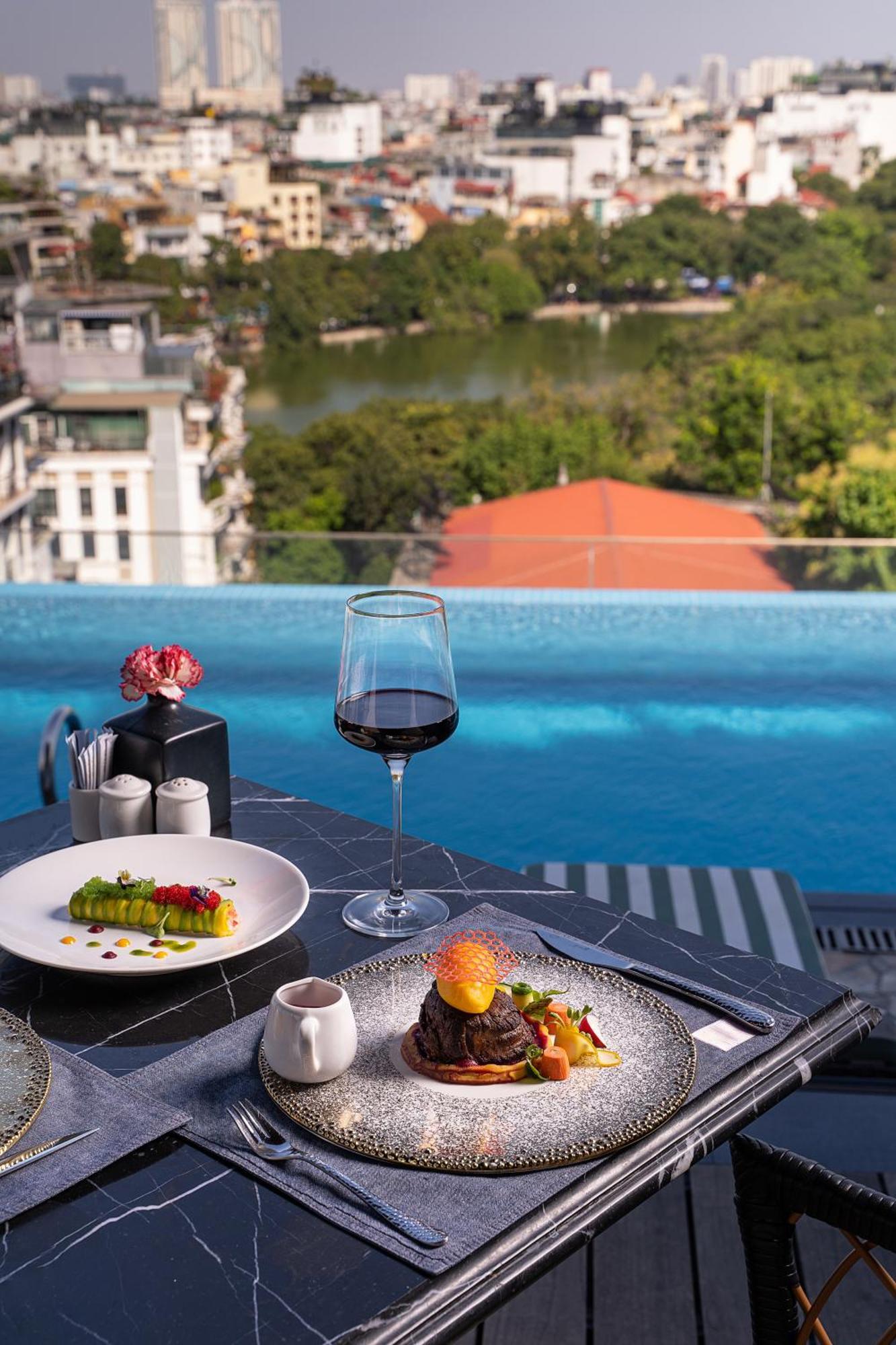 فندق ذا أورينتال جايد هانوي المظهر الخارجي الصورة The pool at the hotel