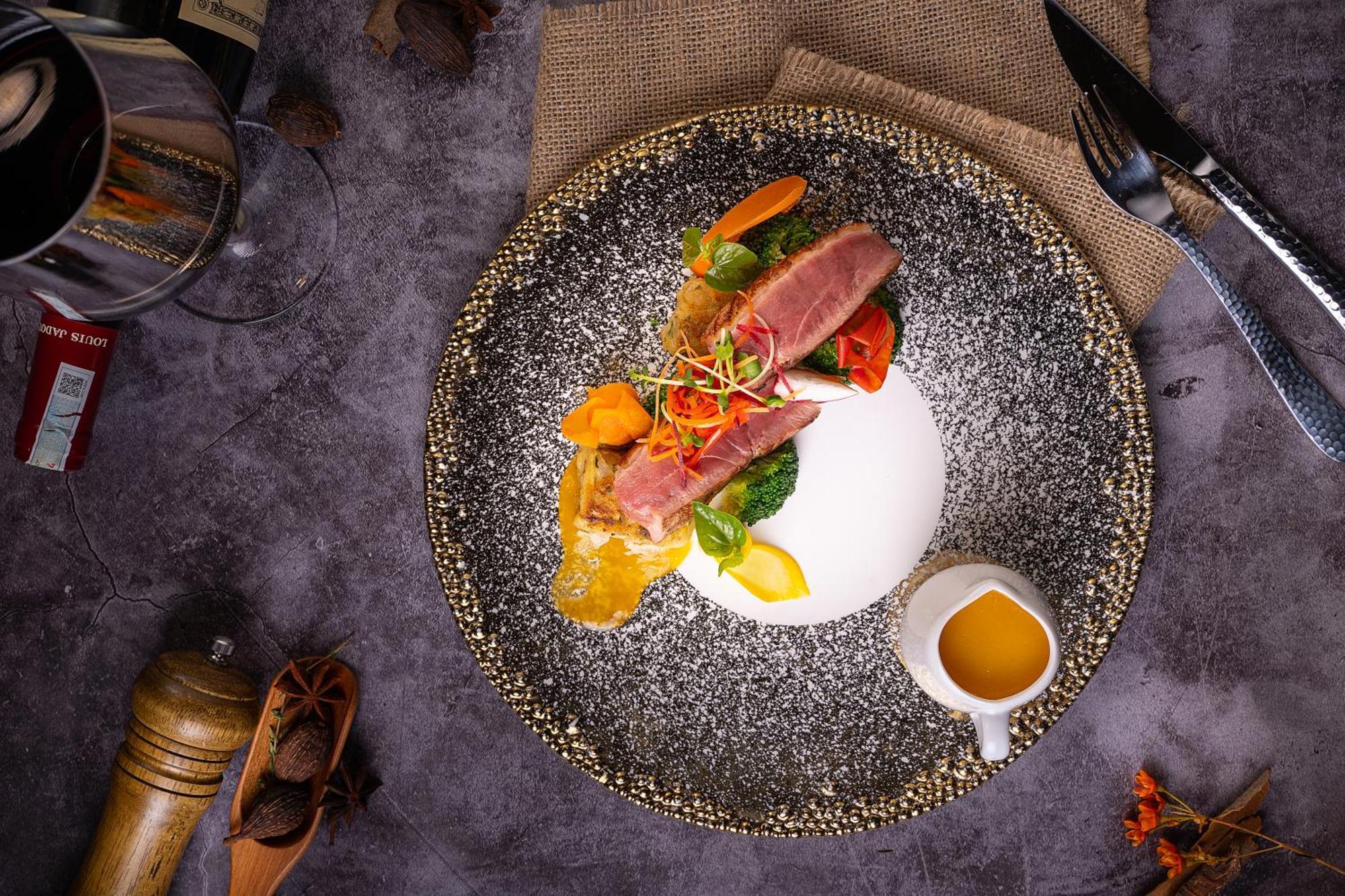 فندق ذا أورينتال جايد هانوي المظهر الخارجي الصورة A plate of duck confit