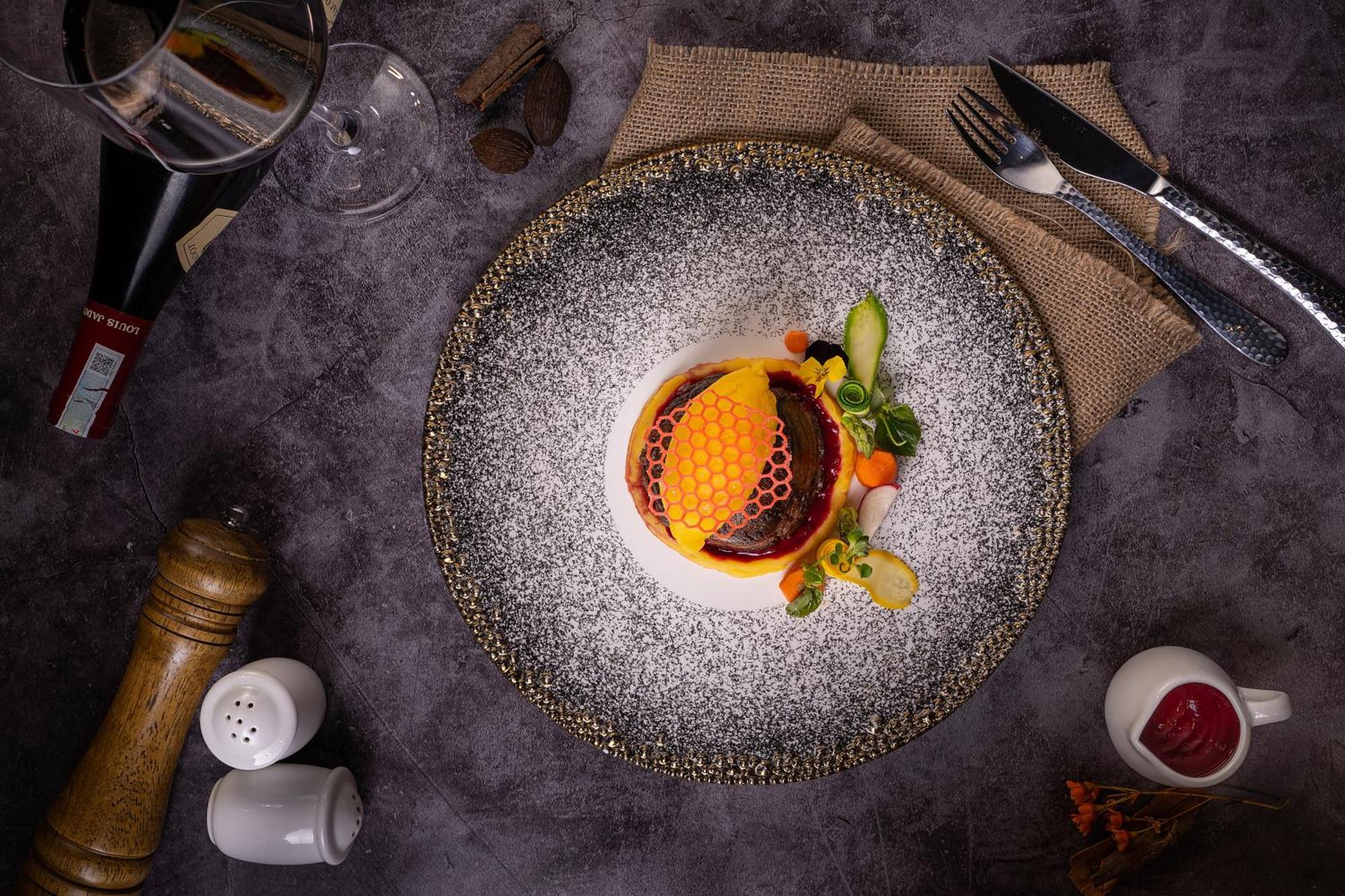 فندق ذا أورينتال جايد هانوي المظهر الخارجي الصورة A modern version of a beef tenderloin