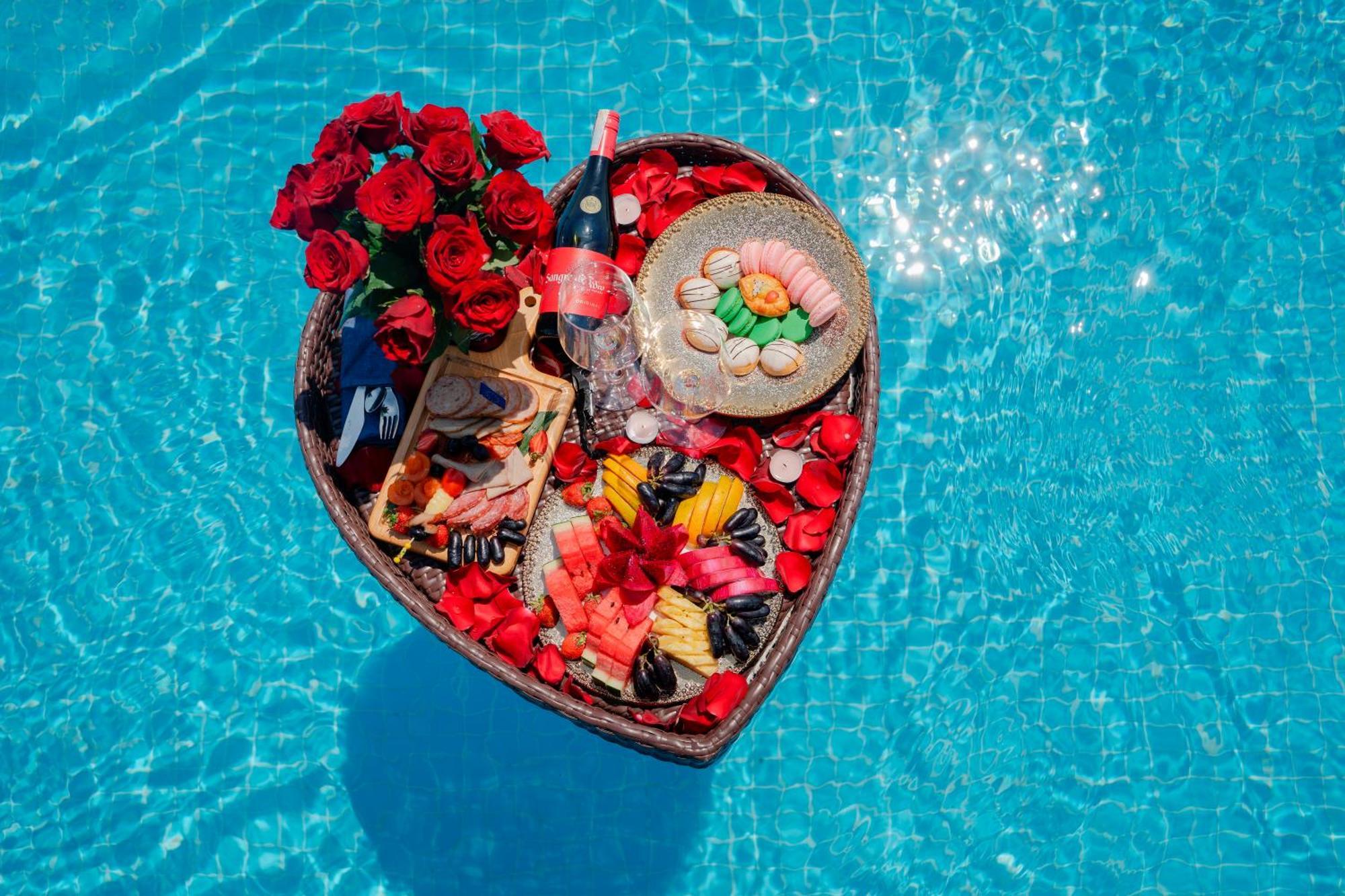 فندق ذا أورينتال جايد هانوي المظهر الخارجي الصورة A floating breakfast at a resort in Bali, Indonesia