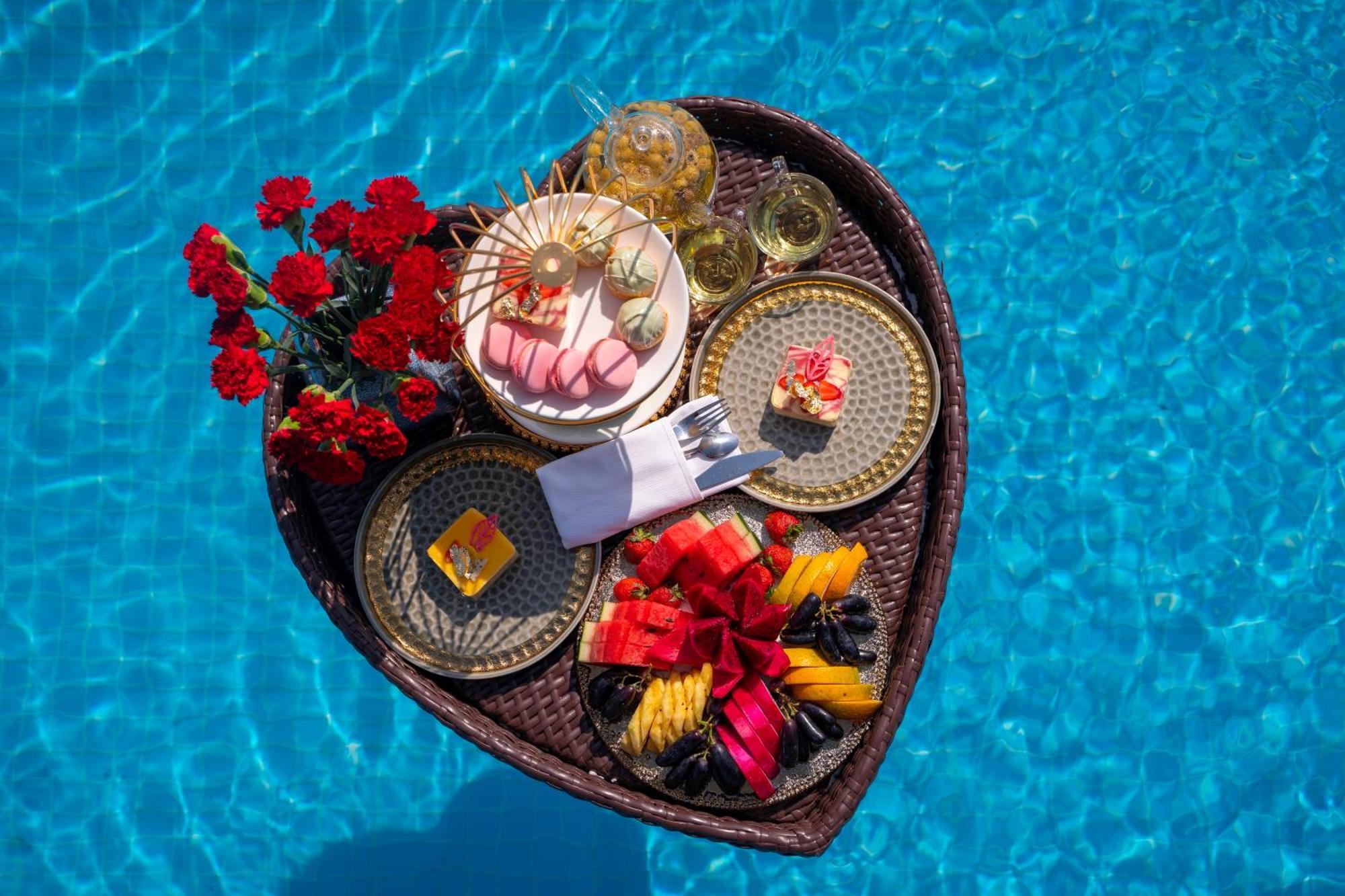 فندق ذا أورينتال جايد هانوي المظهر الخارجي الصورة A floating breakfast tray at a resort in Bali, Indonesia