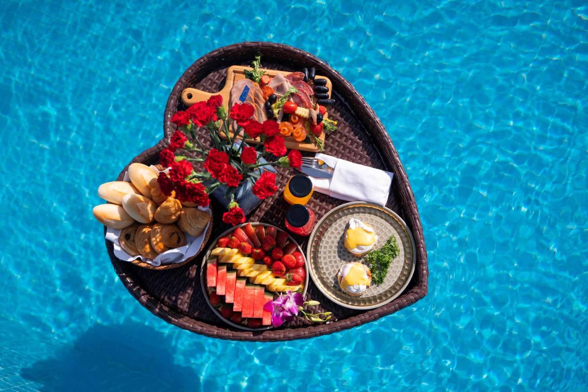 فندق ذا أورينتال جايد هانوي المظهر الخارجي الصورة A floating breakfast at a resort in Bali, Indonesia