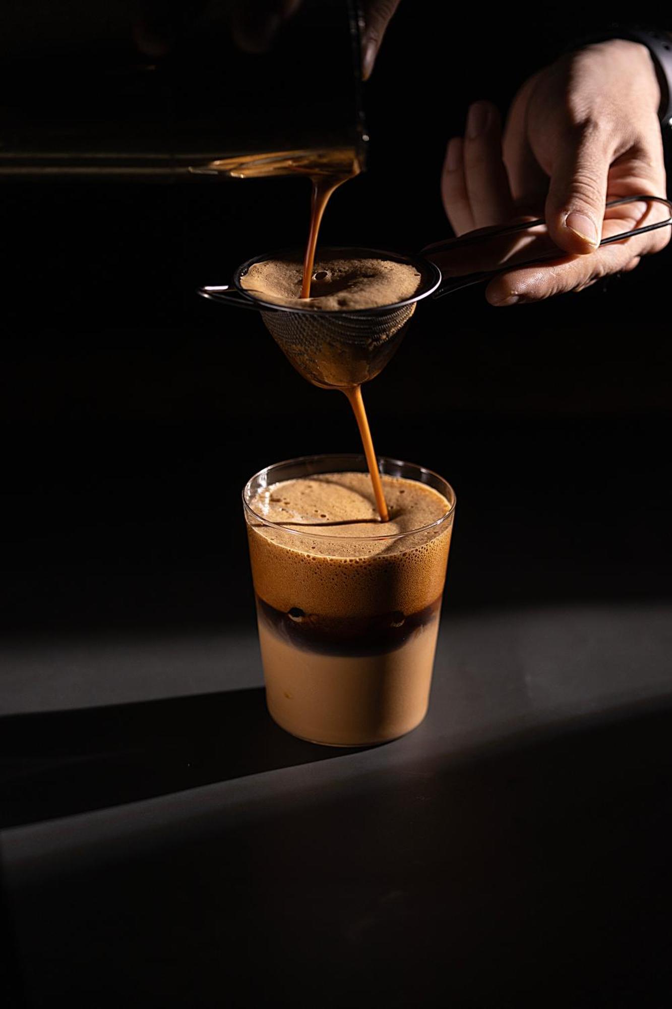 فندق ذا أورينتال جايد هانوي المظهر الخارجي الصورة A coffee being poured into a glass