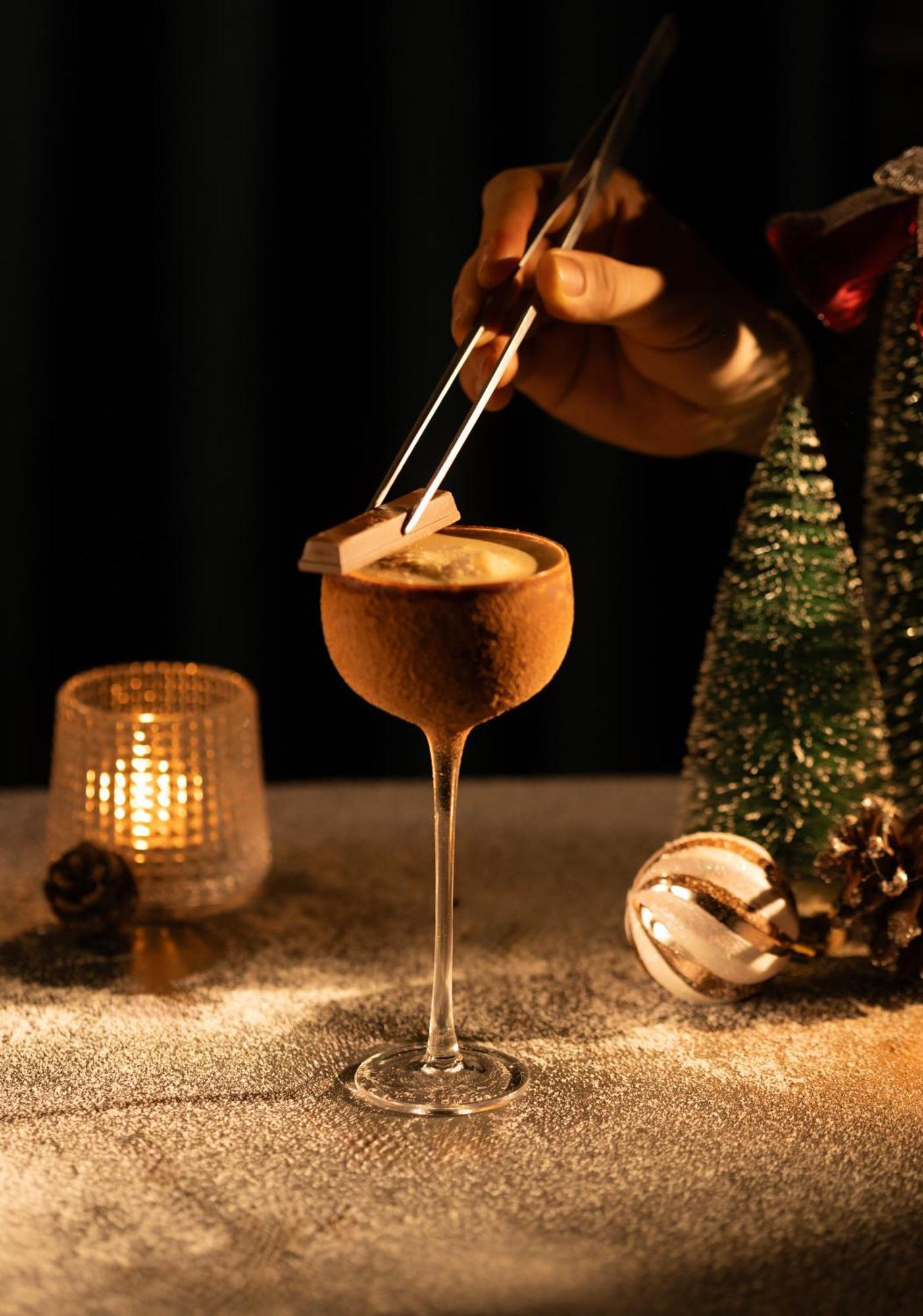 فندق ذا أورينتال جايد هانوي المظهر الخارجي الصورة A Glayva being garnished with a star anise